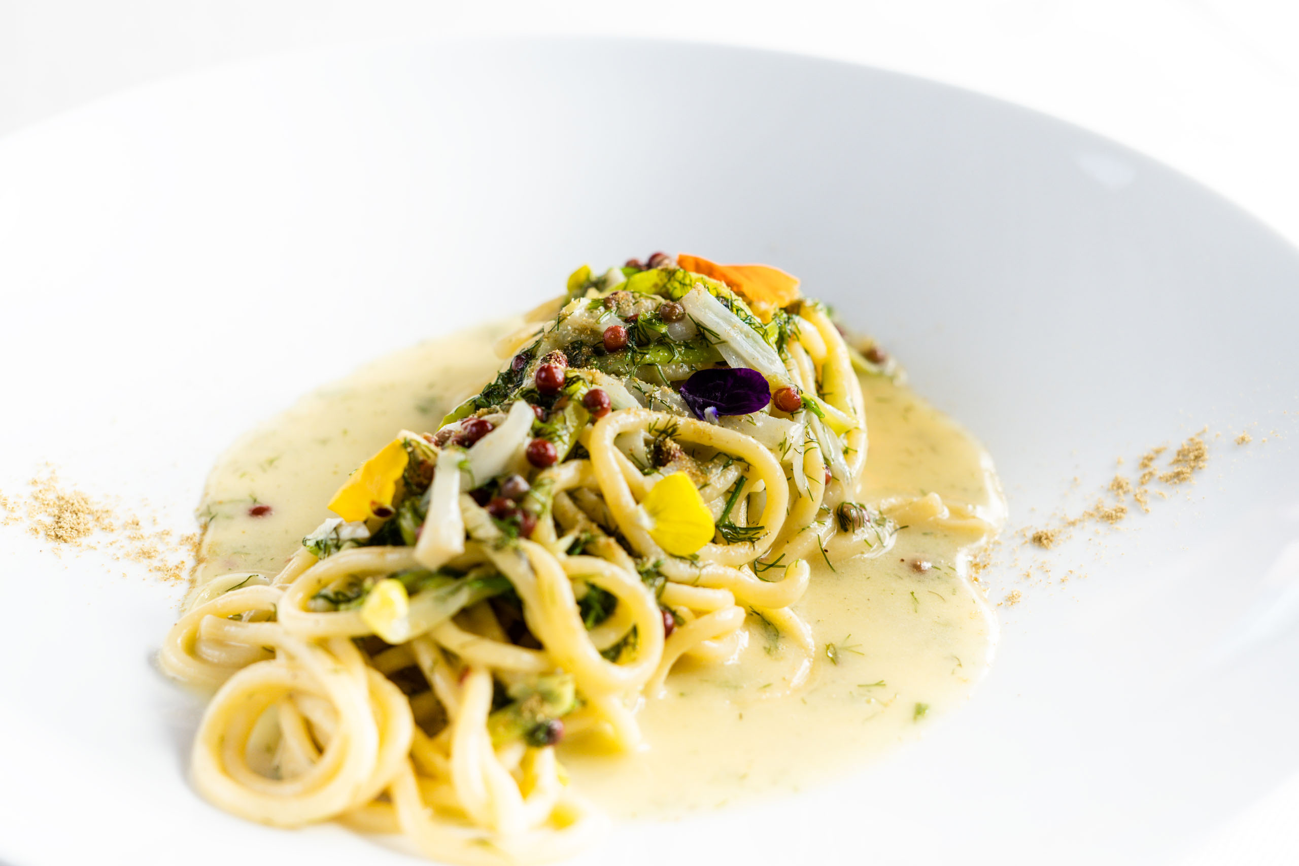Le foto dell’Elgus Nature Retreat piatto di pasta con salsa cremosa e decorazioni di erbe e fiori commestibili