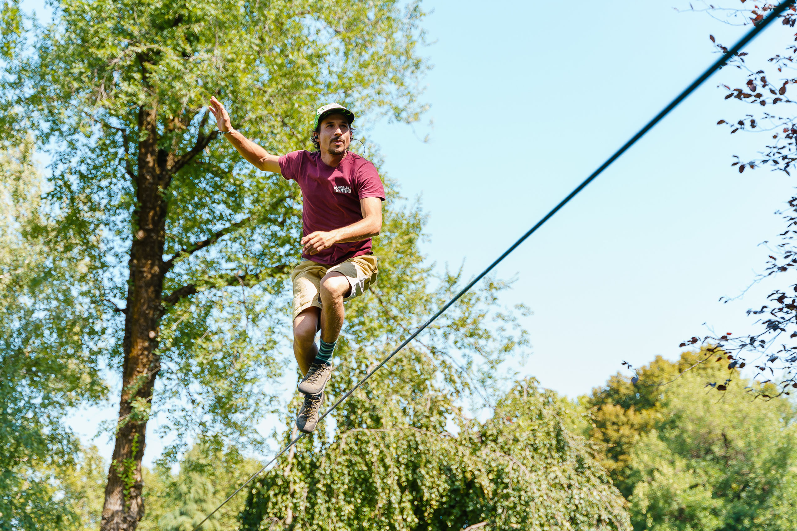 Le foto dell’Elgus Nature Retreat Uomo che cammina su una fune tesa all'aperto tra gli alberi