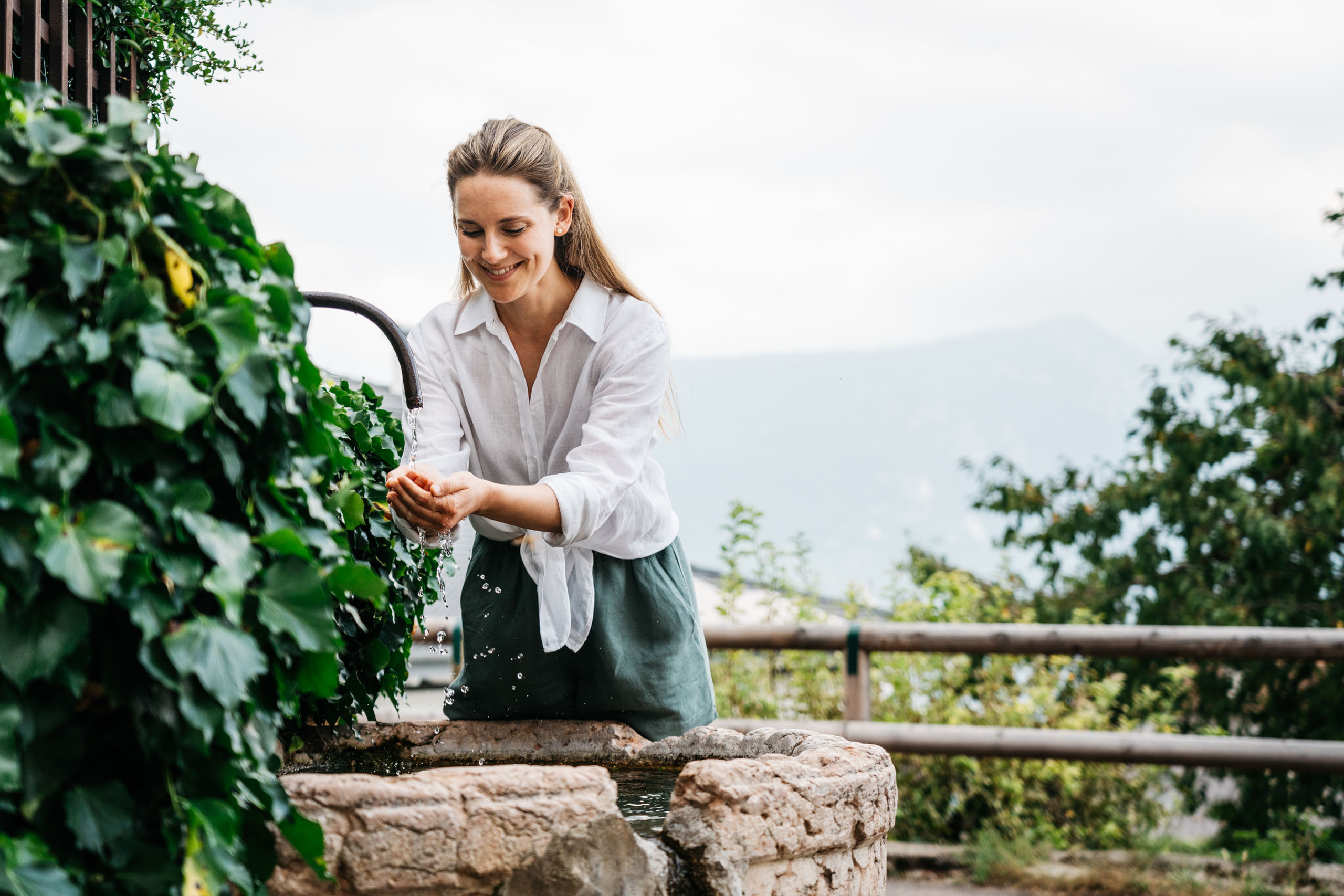 Le foto dell’Elgus Nature Retreat Donna che si lava le mani con acqua fresca da una fontana all'aperto