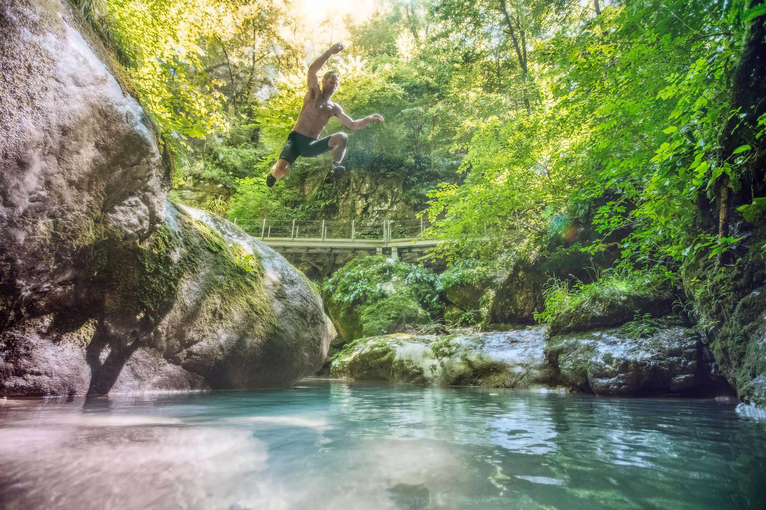 Le foto dell’Elgus Nature Retreat Ragazzo che salta da una roccia in acqua in una foresta verde