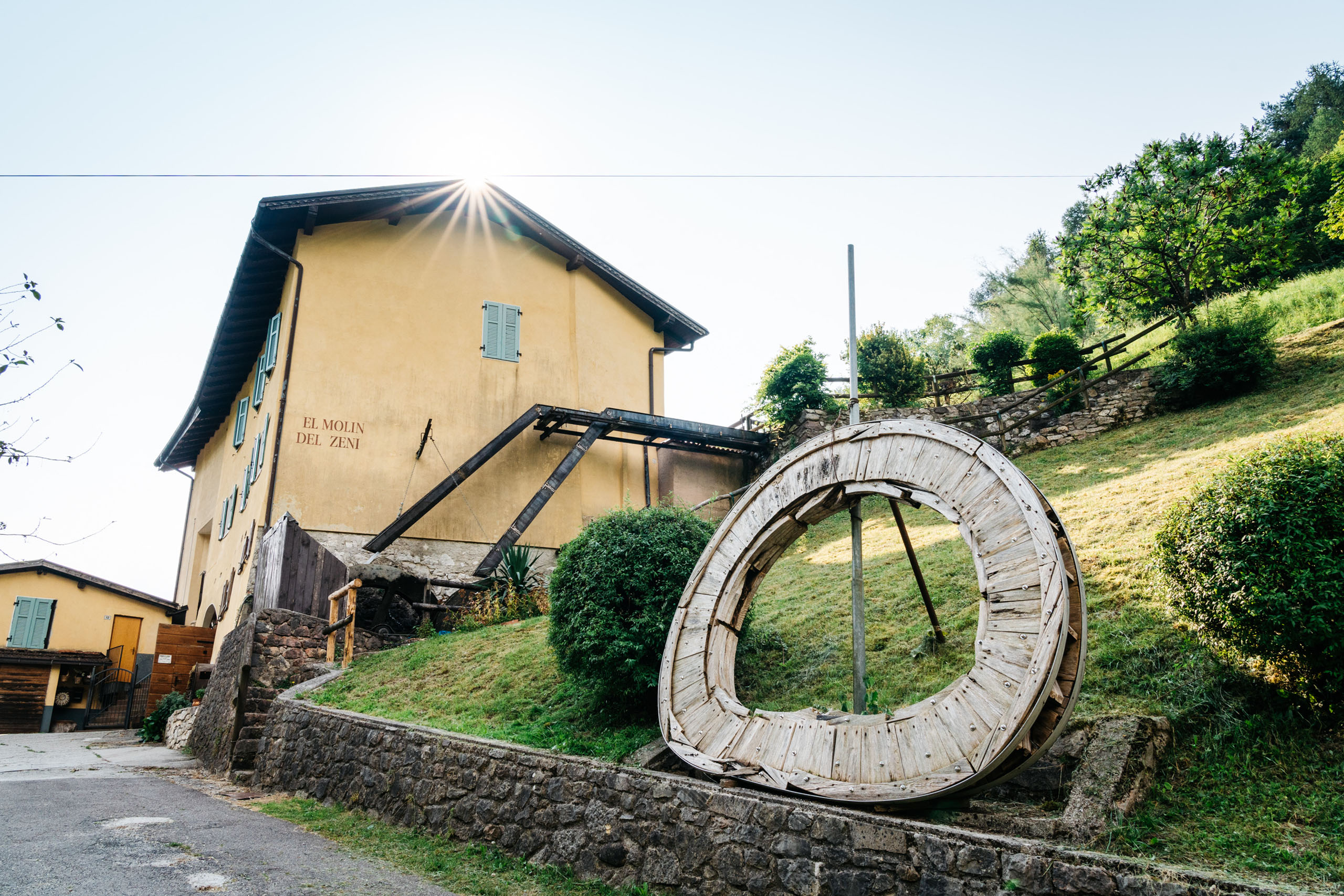Le foto dell’Elgus Nature Retreat Mulino storico con grande ruota in legno su una collina verde