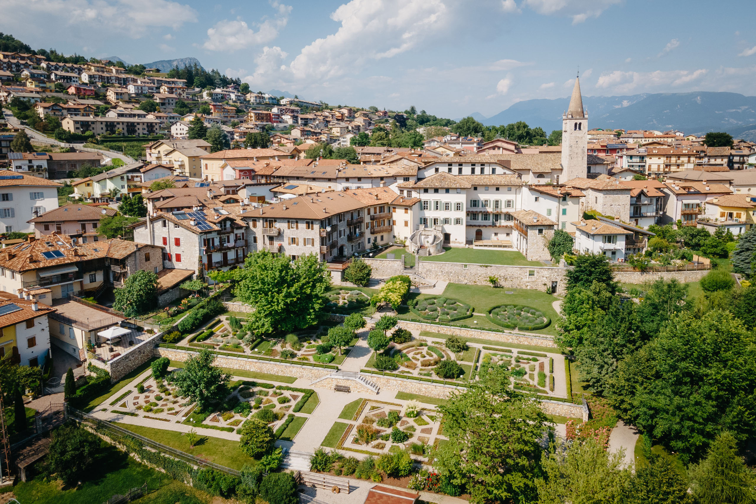 Le foto dell’Elgus Nature Retreat Veduta aerea di un borgo con giardini formali e case con tetti in tegole